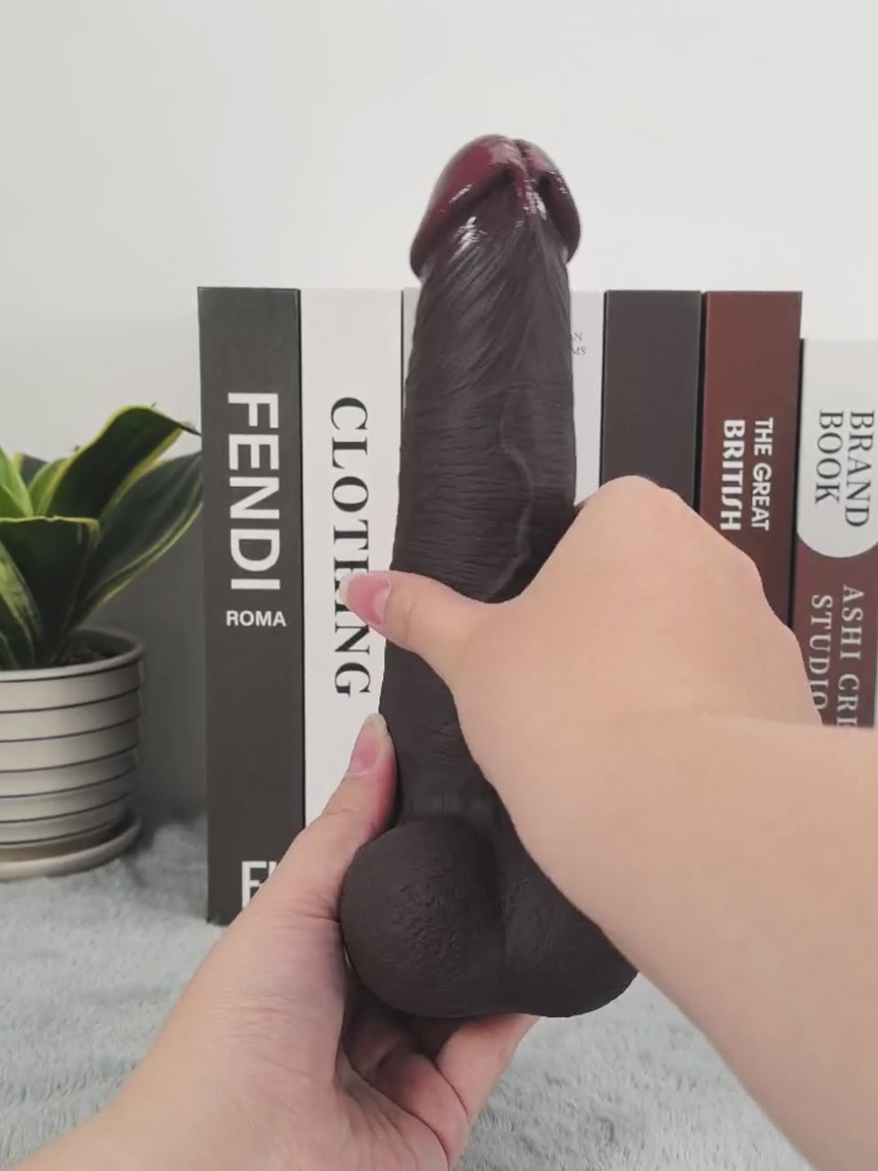Malik | Schwarzer realistischer Dildo mit weit verschiebbarer Gleithaut | 23.3 cm