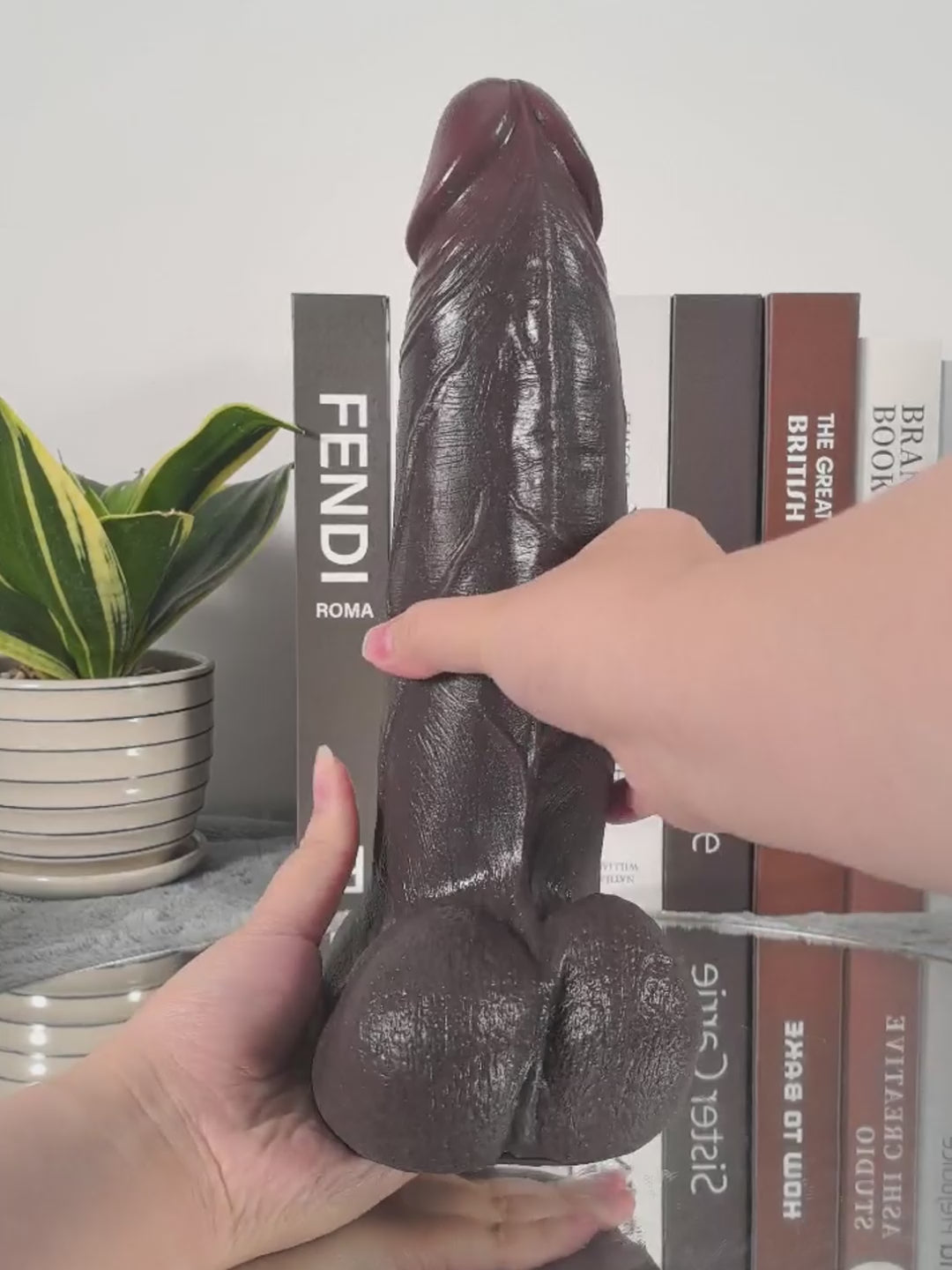 Noam | Schwarzer XL-Dildo mit Gleithaut Vac-U-Lock-kompatibel | 27.5 cm