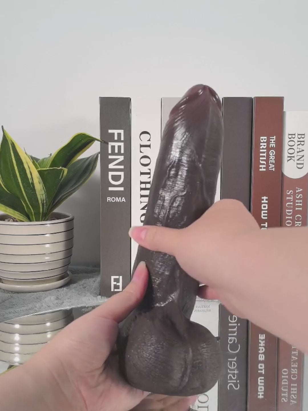 Aaro | Kompakter schwarzer Dildo mit Gleithaut Vac-U-Lock-kompatibel | 22.8 cm